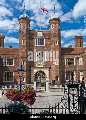 GUILDFORD Abbot's Hospital ein jakobinisches Almosenhaus, das das Kreuz von St. George in der floralen alten High Street in Guildford, Surrey, England, fliegt Stockfoto