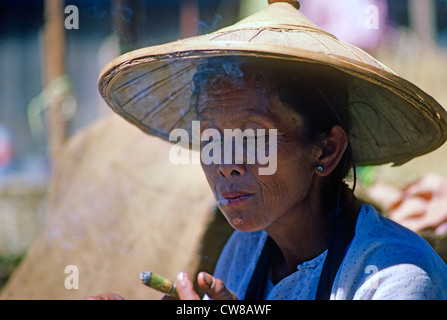 Frau Rauchen Zigarre Inle Lake Burma Stockfoto
