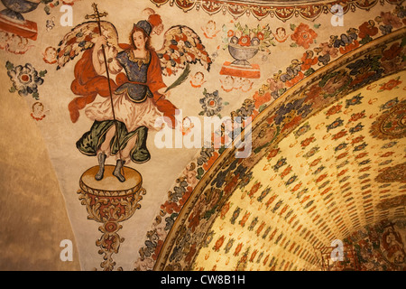 Ein Engel hält ein Kreuz ziert die Deckengemälde der Kirche San Jeronimo Tlacochahuaya in Oaxaca, Mexiko, 8. Juli 2012. Stockfoto