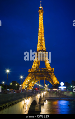 Der Eiffelturm und der Fluss Seine in Paris bei Nacht Stockfoto