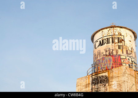 Außen ein verlassenes Auto-Fabrik in Detroit Michigan. Auf dem Turm außerhalb der Anlage gibt es Graffiti. Stockfoto