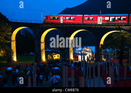 Graubünden, Schweiz. Historische Schienenfahrzeuge und Züge auf der kreisförmigen Bahn Viadukt, Weltkulturerbe, Brusio. Stockfoto