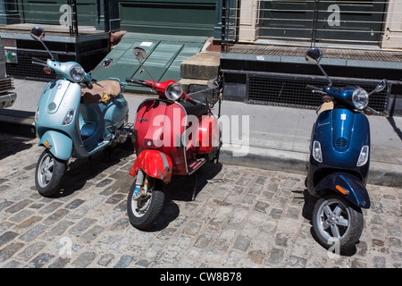 Drei Vespa Roller geparkt auf der Straße von New York City Stockfoto