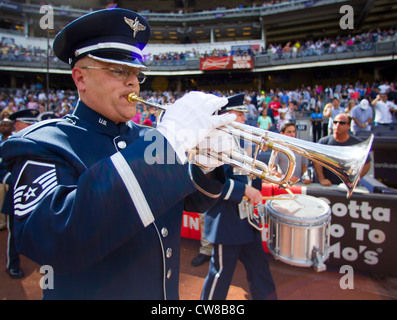 Die United States Air Force Band vor einem Baseball-Spiel Stockfoto