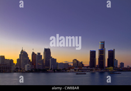 Detroit Michigan USA Skyline von Windsor Ontario gesehen. Es ist Sommer und es ist der Sonnenuntergang. Stockfoto