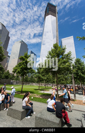 Blick vom 9/11 Memorial Park am Freedom Tower, World Trade Center One im Bau Stockfoto