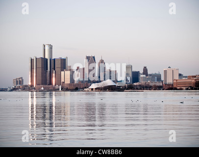 Skyline von Detroit Michigan wie über den Detroit River zu sehen, es ist Winter und es ist eine dünne Folie aus Eis auf dem Wasser. Stockfoto