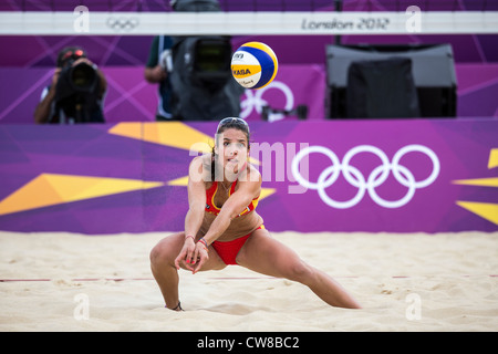 Elsa Baquerizo McMillan (ESP) im Wettbewerb mit Beach-Volleyball bei den Olympischen Sommerspielen 2012 in London Stockfoto