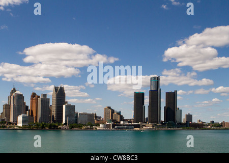 Skyline von Detroit an einem Sommertag wie aus Windsor Ontario über den Detroit River. Stockfoto