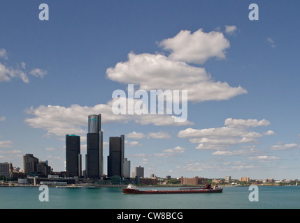 Frachter Reisen vorbei an der Renaissance Center in der Innenstadt von Detroit Michigan auf den Detroit River. Stockfoto