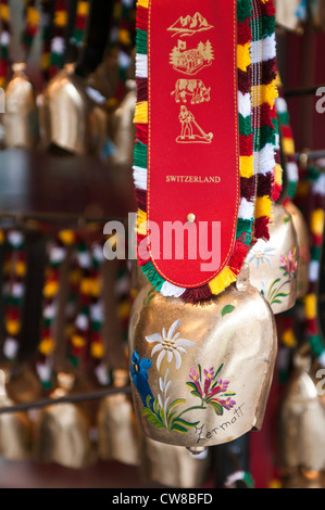 Zermatt, Schweiz. Kuhglocke Souvenirs in Zermatt. Stockfoto