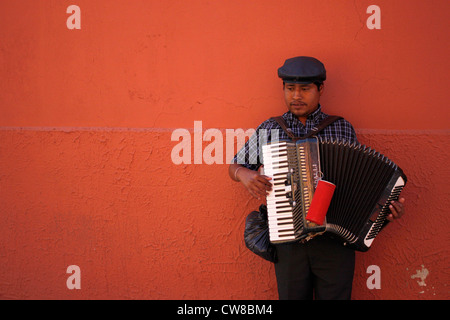 Eine blinde Akkordeonist spielt das Akkordeon in einer Straße von Oaxaca, Mexiko, 7. Juli 2012. Stockfoto