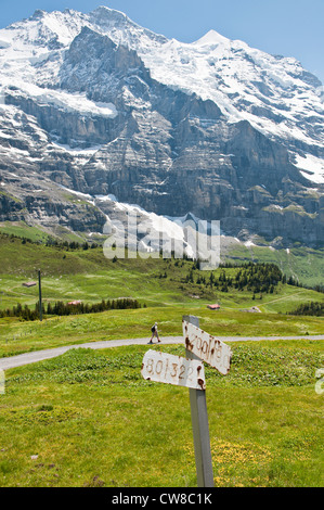 Jungfrau Region, Schweiz. Wanderung unterhalb des Jungfraumassivs von der Kleinen Scheidegg, jungfraujoch Stockfoto