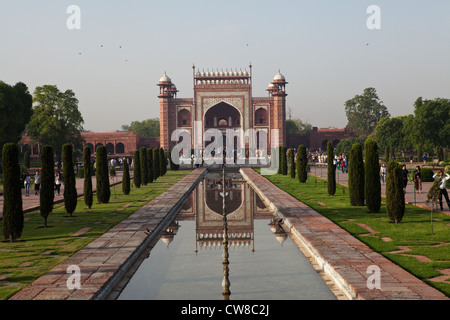 Haupttor des Taj Mahal und Gärten Stockfoto