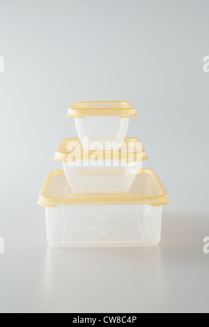 Drei Stücke von Tupperware übereinander gestapelt Stockfoto