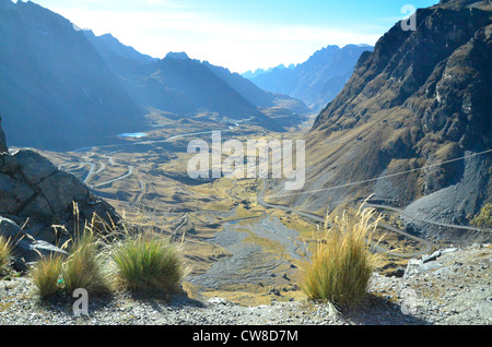 Death Road in Bolivien in der Nähe von La Paz in den Yungas-Bergen. Ein sehr gefährlicher Weg, aber spannend für Radfahrer... Stockfoto