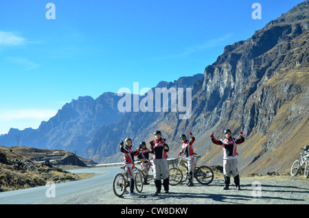 Death Road in Bolivien in der Nähe von La Paz in den Yungas-Bergen. Ein sehr gefährlicher Weg, aber spannend für Radfahrer... Stockfoto