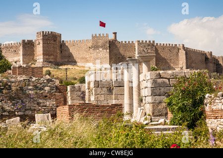 Ayasuluk Burg auf Ayasuluk Hügel hinter den Ruinen der St. Johannes Basilika, Selcuk, in der Nähe von Ephesus, Türkei Stockfoto