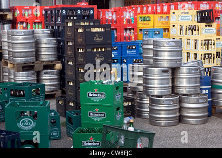 Symbolfoto, gestapelt und Getraenkekisten Bierfaesser Stockfoto