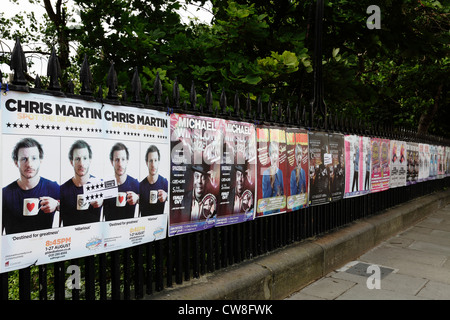 Plakate auf Geländern Werbeaufführungen auf dem Edinburgh Festival Fringe, Edinburgh, Schottland, Großbritannien Stockfoto