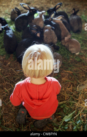 Strahlende Dorf Kleinkind im Stall Stockfoto