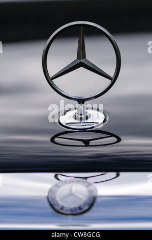 Abzeichen Sie auf der Motorhaube einer Mercedes E-Serie E280 Stockfoto