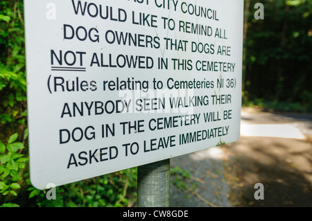 Schild am Friedhof, die Warnung, dass Hunde nicht erlaubt Stockfoto