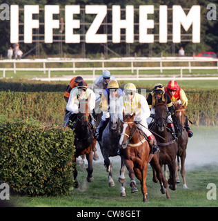Iffezheim, die Pferde und Reiter in das Rennen vor der Iffezheimlogo Stockfoto