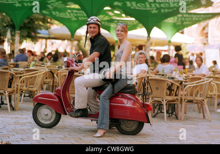 Berlin, paar auf der Vespa Stockfoto