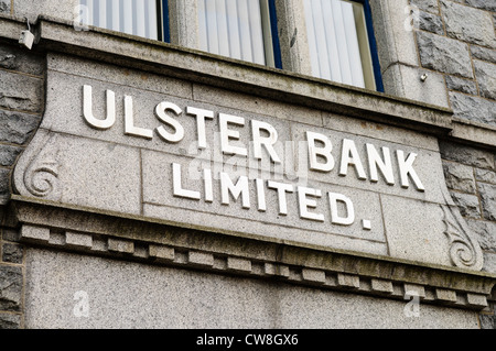 Alten steinernen Schild über dem Eingang ein Ulster Bank-Filiale Stockfoto