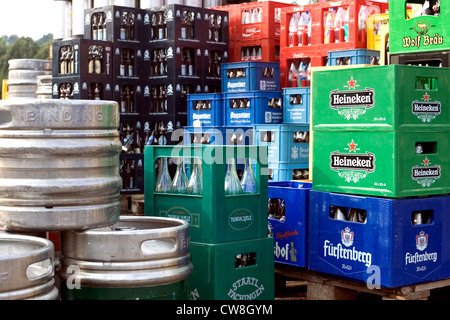 Symbolfoto, gestapelt und Getraenkekisten Bierfaesser Stockfoto