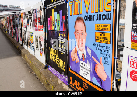 Viele Poster auf eine Horten-Werbung für Comedy und Unterhaltung wirkt Durchführung während des Edinburgh Fringe Festival Stockfoto