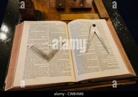 King James Bibel auf einem freimaurerischen Altar mit einem Geodreieck und Zirkel Stockfoto