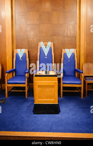 Stühle für Senior Chaplain, Worshipful Master und Direktor der Zeremonien in einer blauen Freimaurer Bastelraum Stockfoto