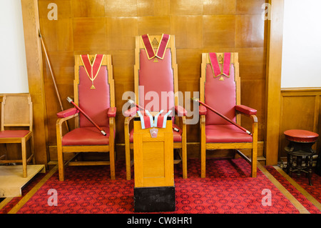 Stühle für den Hohepriester, ausgezeichnete König und Chief Schreiber in einem roten Freimaurer Royal Arch Kapitel Zimmer Stockfoto