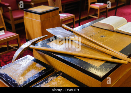 Pick, Spaten und Brecheisen auf dem Altar in einem roten Zimmer des Royal Arch Kapitel in einer freimaurerischen Halle Stockfoto