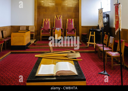 Bibel und symbolischen Werkzeuge auf dem Altar in einem roten Royal Arch Kapitel Freimaurer lodge-Zimmer Stockfoto