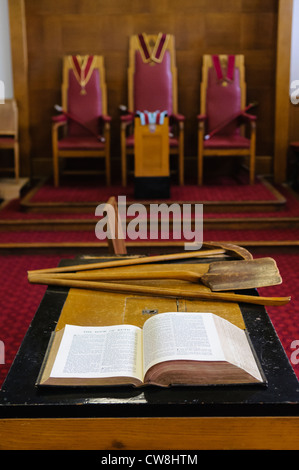 Bibel und symbolischen Werkzeuge auf dem Altar in einem roten Royal Arch Kapitel Freimaurer lodge-Zimmer Stockfoto