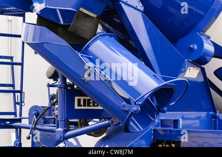 Rutsche im hinteren Teil ein Zement/Beton LKW/truck Stockfoto