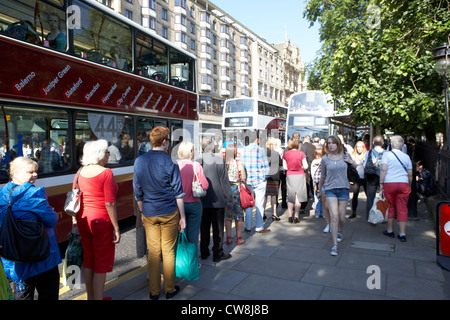 Menschen Schlange stehen am Edinburgh Princes street Bus stop Schottland Großbritannien Vereinigtes Königreich Stockfoto