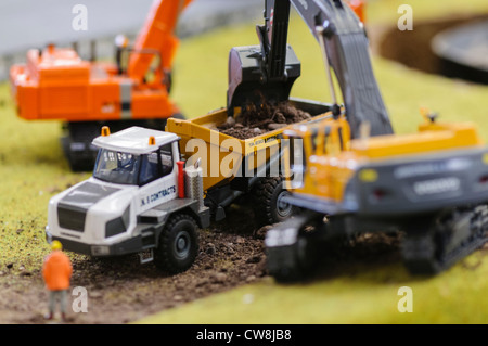 Modelle eines Volvo-Bagger und Leibherr Müllcontainer LKW Stockfoto