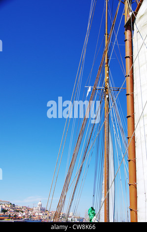 Segelboot in der Nähe von Lissabon, Portugal Stockfoto