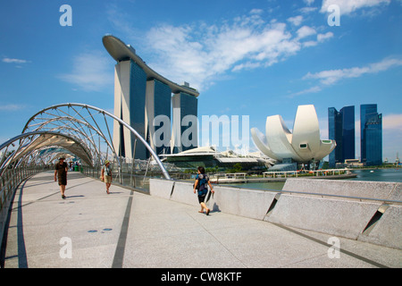 Asien Singapur The Helix Brücke, Marina Bay Sands Hotel and Casino. Stockfoto