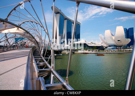 Asien Singapur The Helix Brücke, Marina Bay Sands Hotel and Casino. Stockfoto