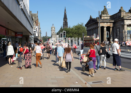 Shopping-Fans und Touristen auf Princes street Edinburgh Schottland Großbritannien Vereinigtes Königreich Stockfoto