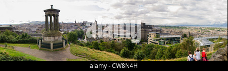 Panoramablick über Edinburgh vom Hügel im Regent Gärten, mit dem Dugald Stewart Monument, das sich in den Vordergrund. Stockfoto