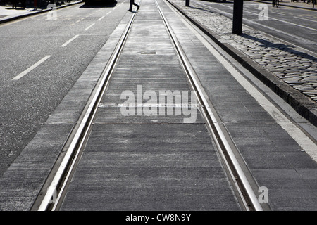 Straßenbahnschienen auf Princes street Edinburgh Schottland Großbritannien Vereinigtes Königreich abgeschlossen Stockfoto