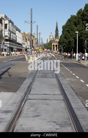 Straßenbahnschienen auf Princes street Edinburgh Schottland Großbritannien Vereinigtes Königreich abgeschlossen Stockfoto