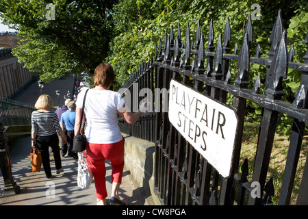 Menschen zu Fuß auf der Playfair-Treppe nach unten in die Princes Street Gärten Edinburgh Schottland Großbritannien Vereinigtes Königreich Stockfoto