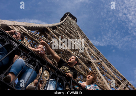 Touristen Sehenswürdigkeiten hinweisen und Paris unterhalb von der zweiten Etage des Eiffelturms zu bewundern. Stockfoto